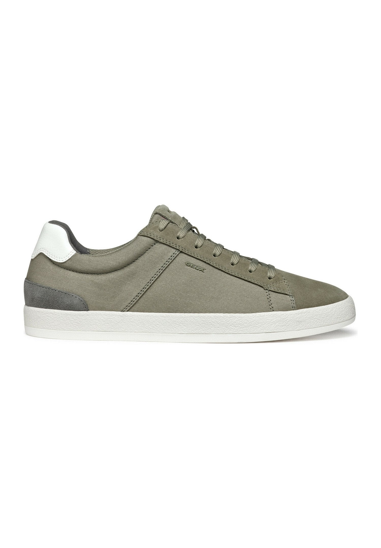 Grüne Segeltuch-Sneaker mit einem grauen Wildleder-Heel-Akzent, weißer Gummisohle und Ösen-Schnürsystem. Glatte Textur und minimalistisches Design.