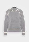 Grauer Pullover mit hohem Kragen, gerippter Struktur und cremefarbener Akzentierung entlang des Kragens und Saums. Verfügt über einen Raglan-Ärmel-Design.