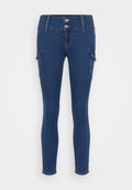 Dunkelblaue Denim-Skinny-Jeans mit hoher Taille, zwei Fronttaschen und seitlichen Cargo-Taschen. Mit Doppelknopfverschluss.
