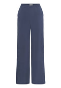 Navy weite Beinhosen aus glattem Stoff. Sie besitzen einen hohen Taillenbund und zwei Seitentaschen, mit einer lockeren, fließenden Silhouette.