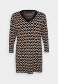 Strickkleid mit V-Ausschnitt, langen Ärmeln und einem Zickzackmuster in Schwarz und Beige, gefertigt aus weichem Material und mit lockerer Passform.