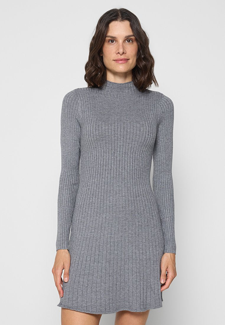 Graues, geripptes Strickkleid mit langen Ärmeln, hohem Kragen, tailliertem Oberteil und ausgestellt geschnittenem Saum. Es verfügt über eine weiche Textur und vertikales Muster.