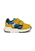 Mehrfarbige Sneaker aus gelbem Wildleder, marineblauem Leder und blauer Stoff. Zwei Klettverschlüsse über dem oberen Teil, dicke weiße Sohle.