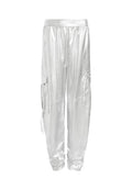 Silberne Cargo-Hosen mit glänzender, metallischer Oberfläche. Entworfen mit einem elastischen Bund und zwei Seitentaschen für Funktionalität.