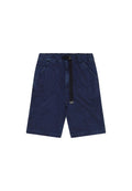 Dunkelblaue Denim-Shorts mit elastischem Bund, schwarzem Gürtel, zwei seitlichen Taschen und klassischem geradem Schnitt. Glatte Textur.