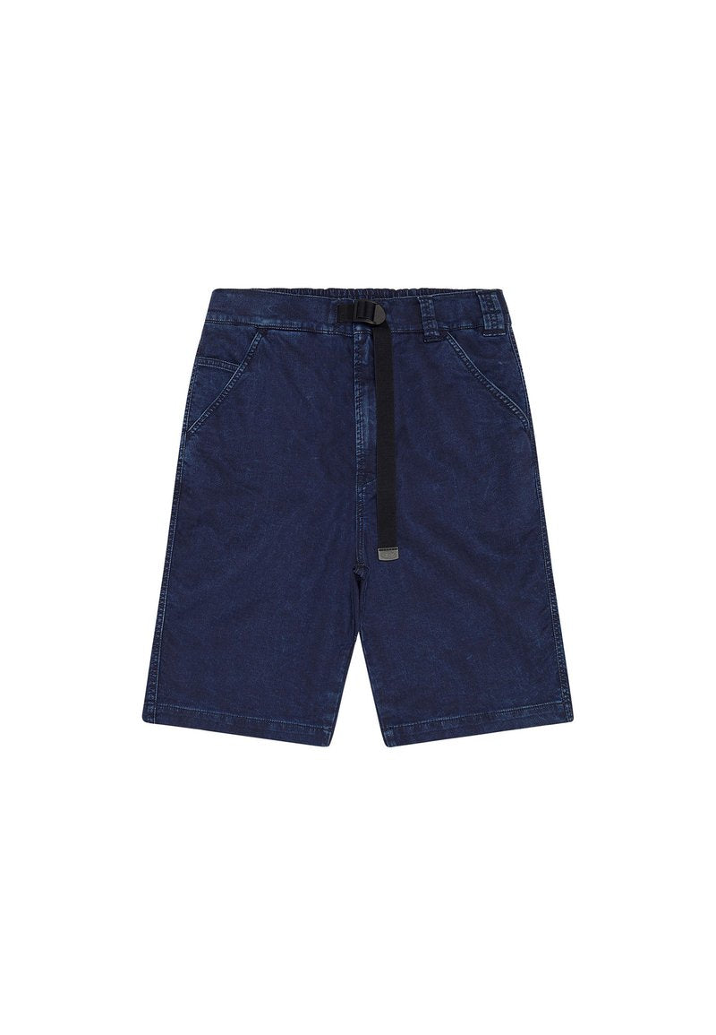 Dunkelblaue Denim-Shorts mit elastischem Bund, schwarzem Gürtel, zwei seitlichen Taschen und klassischem geradem Schnitt. Glatte Textur.