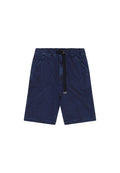 Dunkelblaue Denim-Shorts mit elastischem Bund, schwarzem Gürtel, zwei seitlichen Taschen und klassischem geradem Schnitt. Glatte Textur.