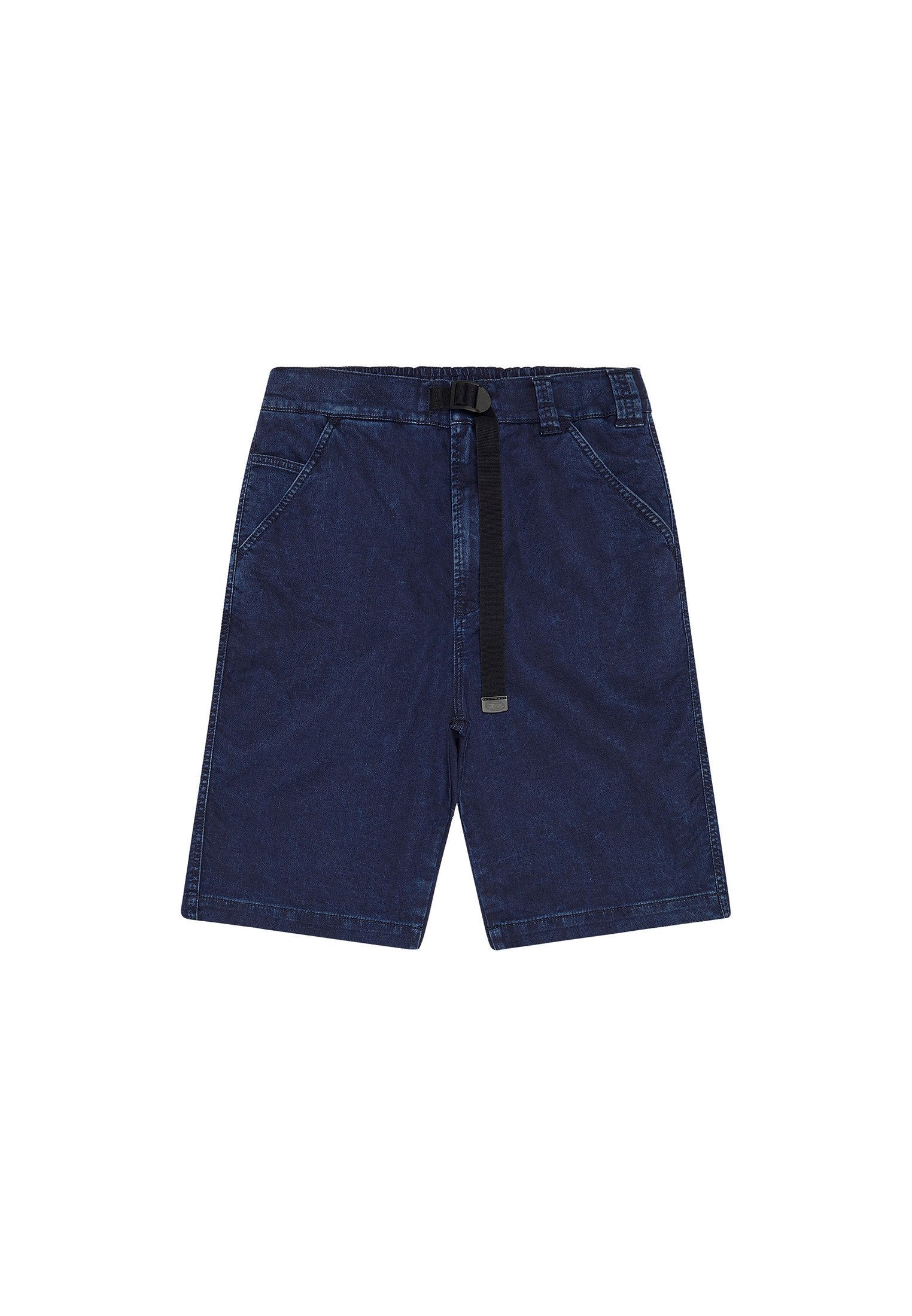 Dunkelblaue Denim-Shorts mit elastischem Bund, schwarzem Gürtel, zwei seitlichen Taschen und klassischem geradem Schnitt. Glatte Textur.