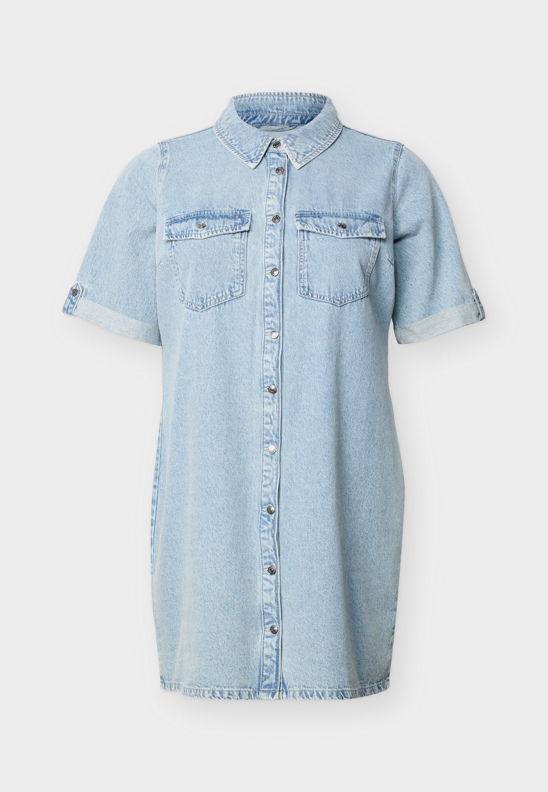 Hellblaues kurzärmeliges Jeanskleid mit durchgehender Knopfleiste, zwei Brusttaschen mit Klappen und aufgerollten Ärmeln.