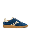 Blauer Wildledersneaker mit beigen Akzenten, weißen Schnürsenkeln, Seitenstreifen und Gummisohle, im Seitenprofil dargestellt.