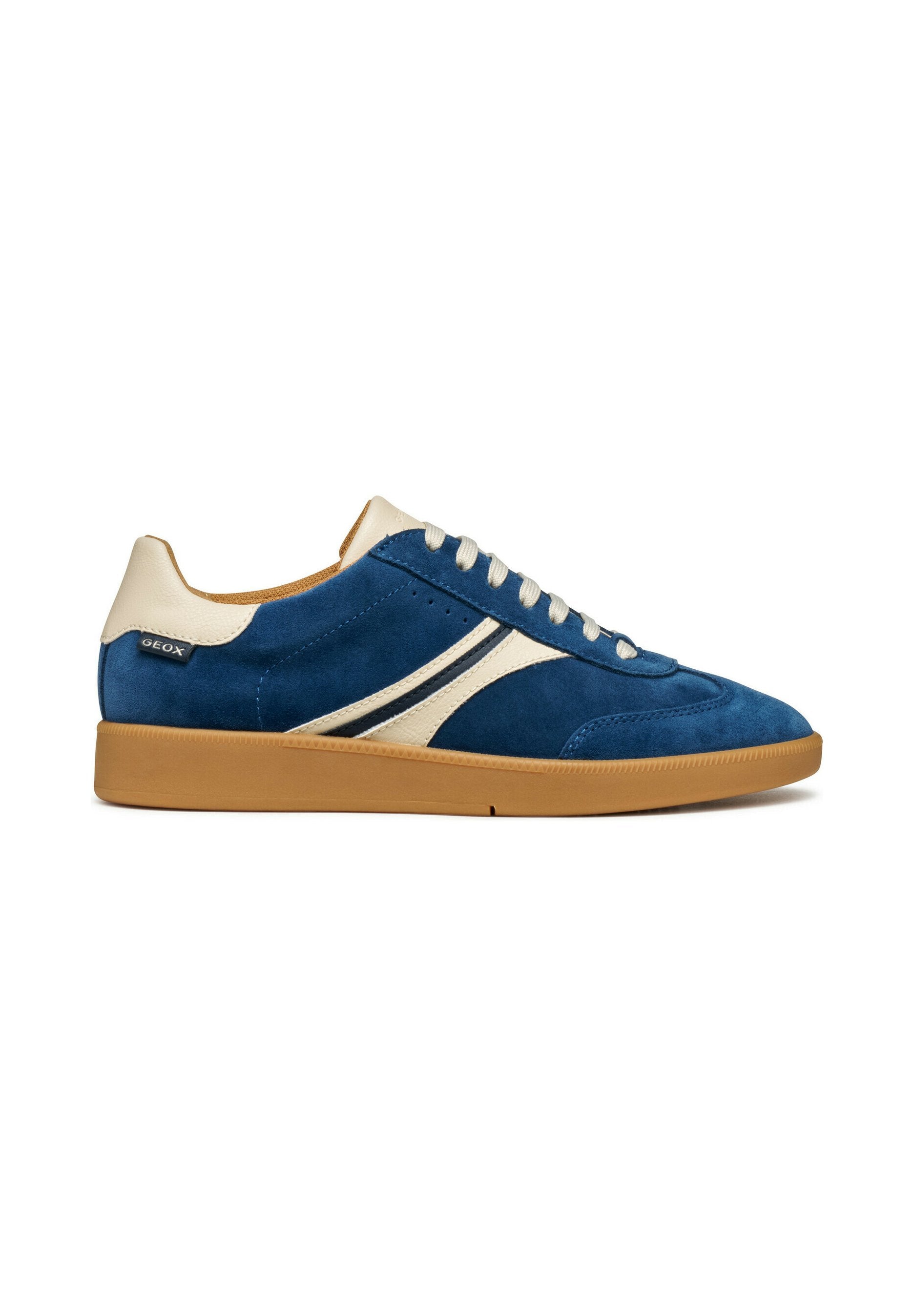 Blauer Wildledersneaker mit beigen Akzenten, weißen Schnürsenkeln, Seitenstreifen und Gummisohle, im Seitenprofil dargestellt.