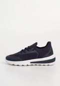 Marineblaue Sportschuhe mit einem atmungsaktiven Strickobermaterial, einer strukturierten Gummisohle und einer kontrastierenden weißen Zwischensohle. Sie verfügen über Schnürsenkel und einen gepolsterten Schaft.
