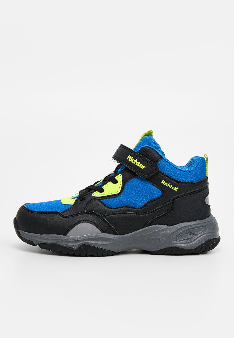Blaue und schwarze Sportschuhe mit gepolstertem Kragen, Klettverschluss, Netzakzenten und einer strukturierten grauen Gummisohle. Mit leuchtend grünen Details.