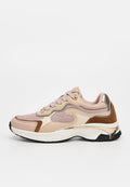 Chunky Sneaker in Beige und Hellrosa, mit Mesh- und Wildleder-Oberflächen, metallischen Akzenten, abgerundeter Spitze und dicker weißer Sohle.