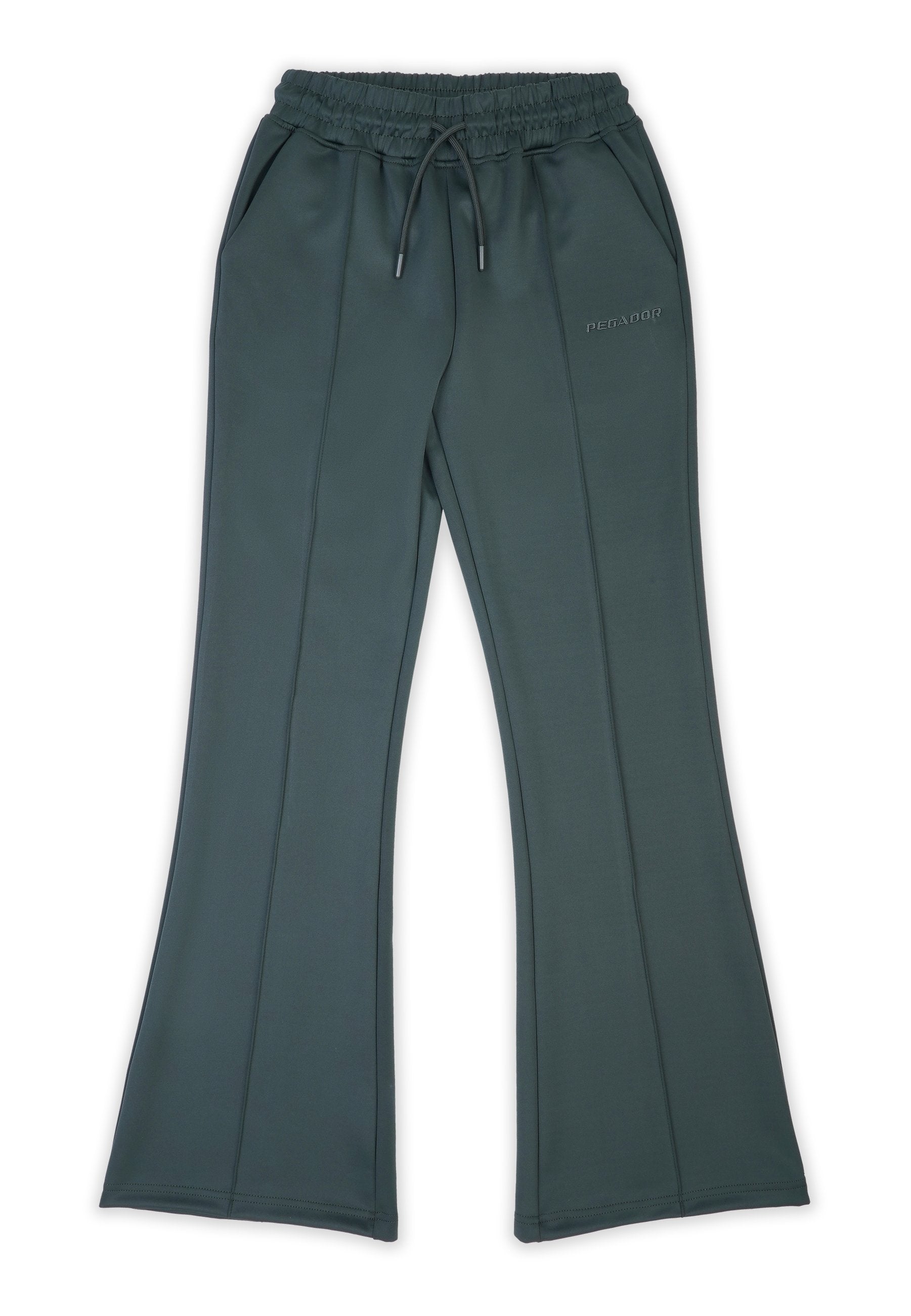 Sweatpants aus dunkelgrünem Stoff mit weitem Bein Design, ausgestattet mit einem elastischen Bund, einem Kordelzug und Seitentaschen. Subtile Markenkennzeichnung auf der Vorderseite.