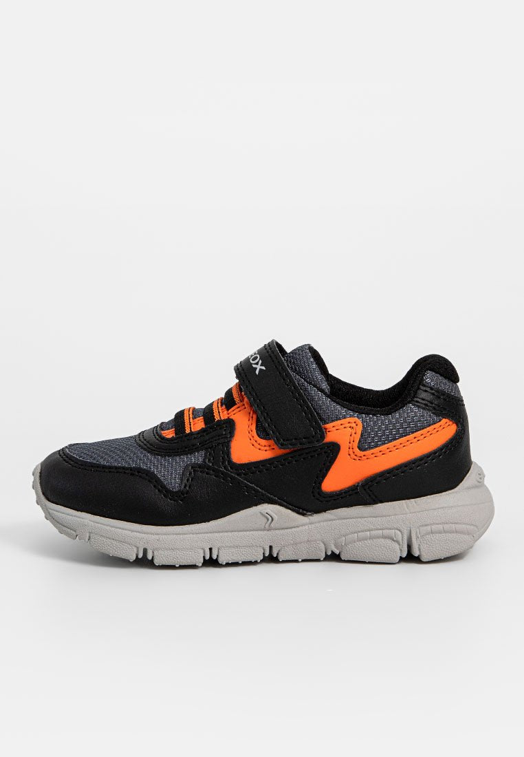 Schwarze und graue Sneaker mit orangen Akzenten, ausgestattet mit einem Obermaterial aus Stoff, gepolstertem Kragen, Klettverschluss und einer strukturierten Gummisohle.