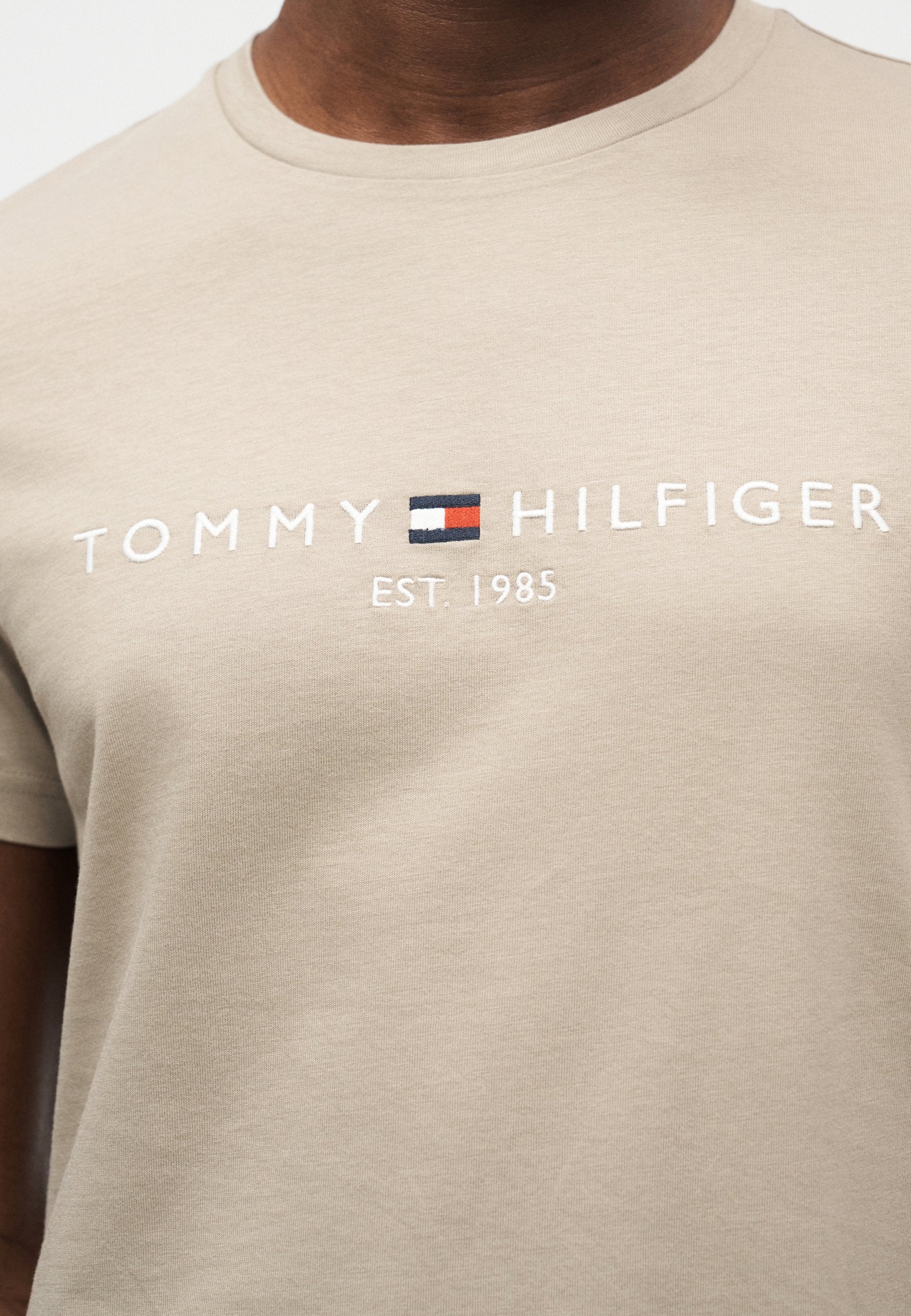 LOGO TEE Media 6