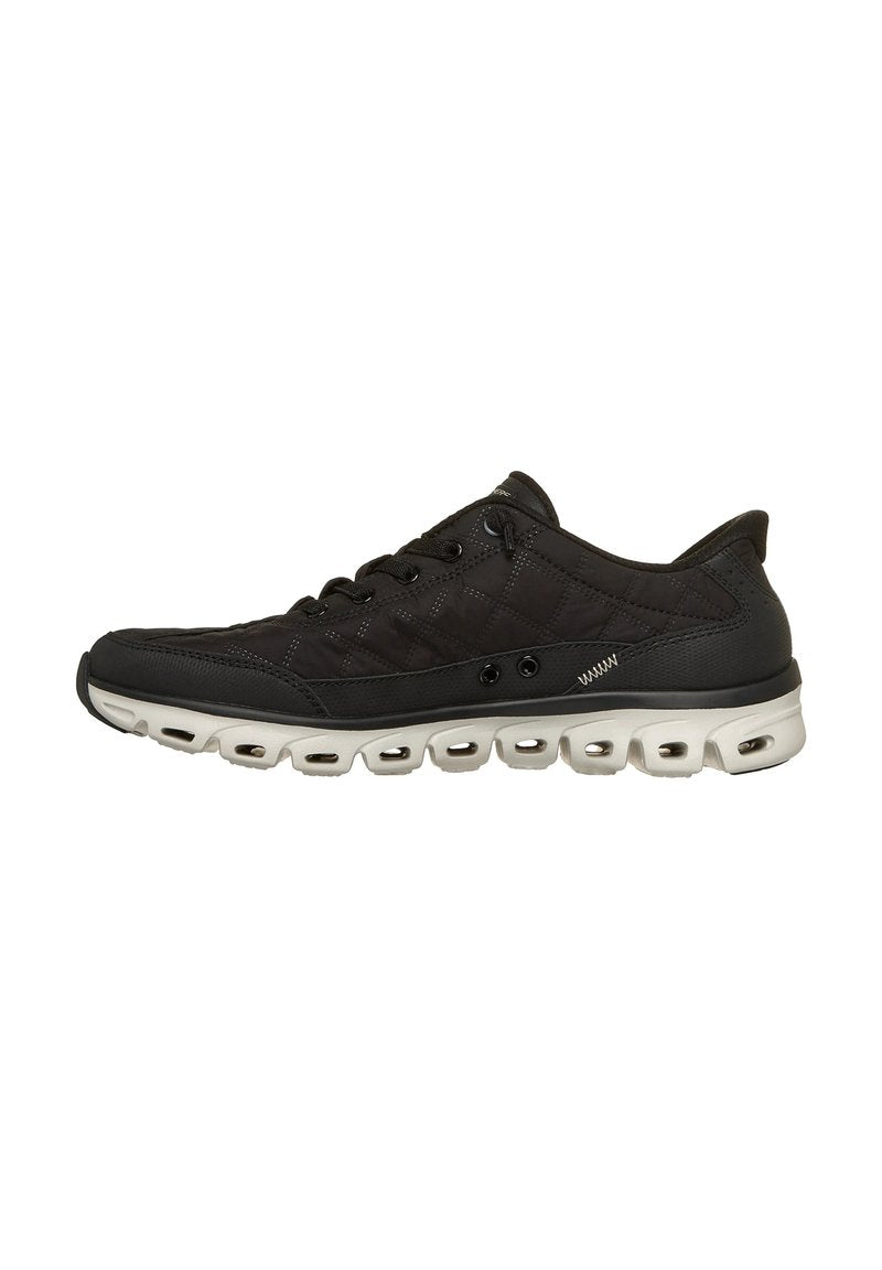 Schwarzer Sneaker mit niedrigem Schaft, gesteppter Oberseite, Schnürverschluss und dicker weißer Sohle mit mehreren Luftpolster-Einheiten.
