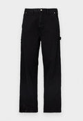 Schwarze Jeanshose mit geradem Bein, ausgestattet mit Knopf- und Reißverschluss, Seitentaschen und dezenten Strukturvariationen.
