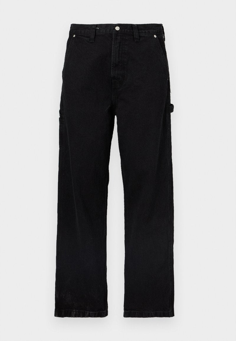 Schwarze Jeanshose mit geradem Bein, ausgestattet mit Knopf- und Reißverschluss, Seitentaschen und dezenten Strukturvariationen.