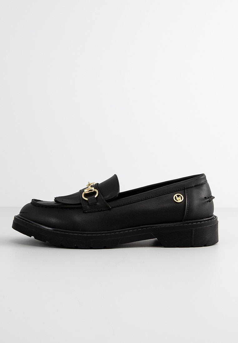 Schwarze Lederloafer mit dicker Sohle, ausgestattet mit einem goldfarbigen Schnallenakzent und einer abgerundeten Zehenpartie. Glatte Textur mit dezenten Steppnähten.