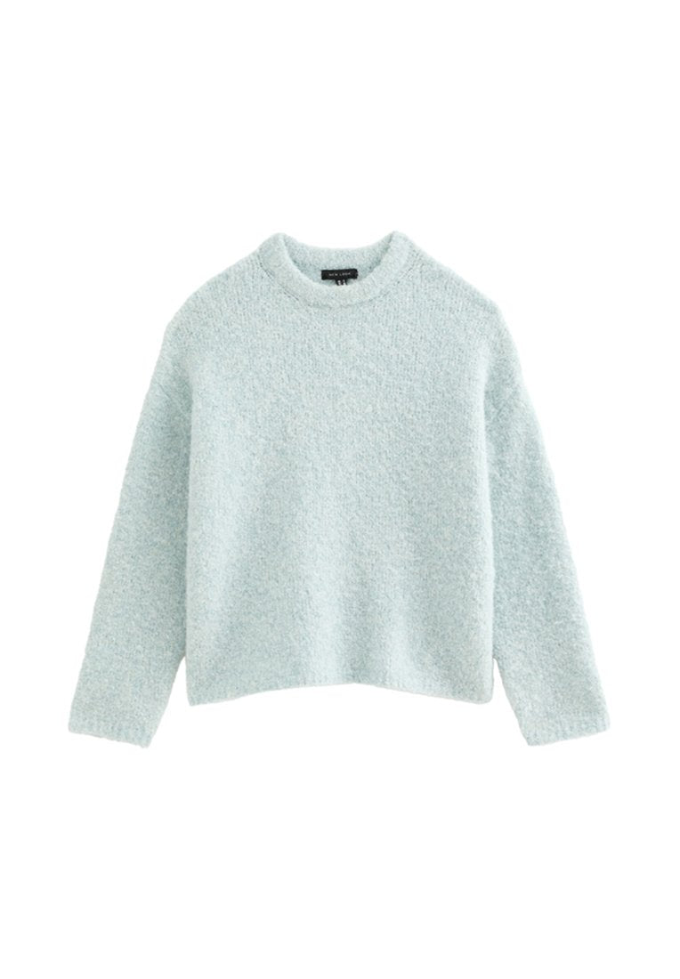 Helles blaues, strukturiertes Strickpullover mit rundem Ausschnitt und langen Ärmeln. Legere Passform, weiches Material, minimale Details.