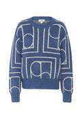 Blauer gestrickter Pullover mit cremefarbenen geometrischen Mustern, mit einem runden Ausschnitt, Rippbündchen und Saum, aus weichem, strukturiertem Stoff.