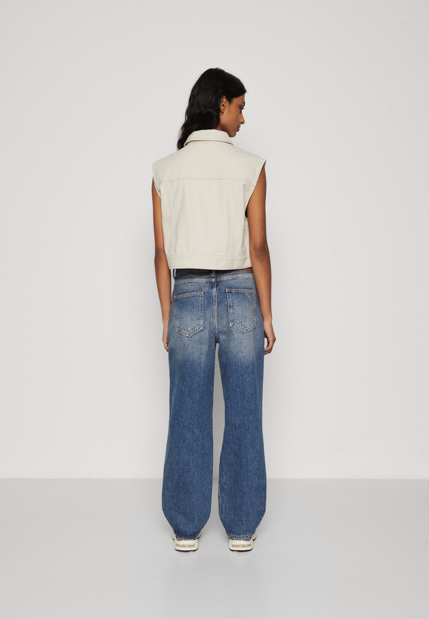 ONLELSA WAISTCOAT Media 4