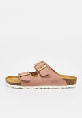 Rosa Wildleder-Pantoffel mit offenem Zehenbereich, zwei verstellbaren goldenen Schnallen, Korkfußbett, weißer Sohle und "BAYTON" seitlich geprägt.