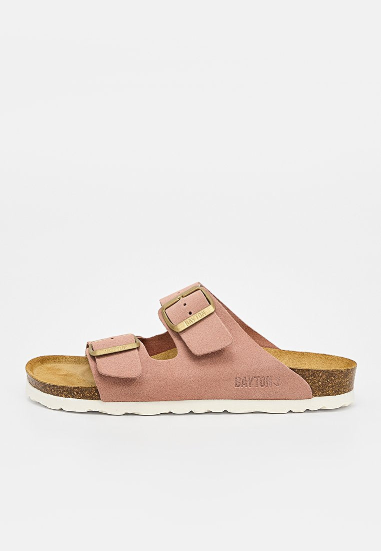 Rosa Wildleder-Pantoffel mit offenem Zehenbereich, zwei verstellbaren goldenen Schnallen, Korkfußbett, weißer Sohle und "BAYTON" seitlich geprägt.