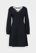Schwarzes Kleid mit V-Ausschnitt und Spitzenbesatz, langen Puffärmeln und gekreuzten Details auf dem Rücken; aus weichem, leichtem Stoff.