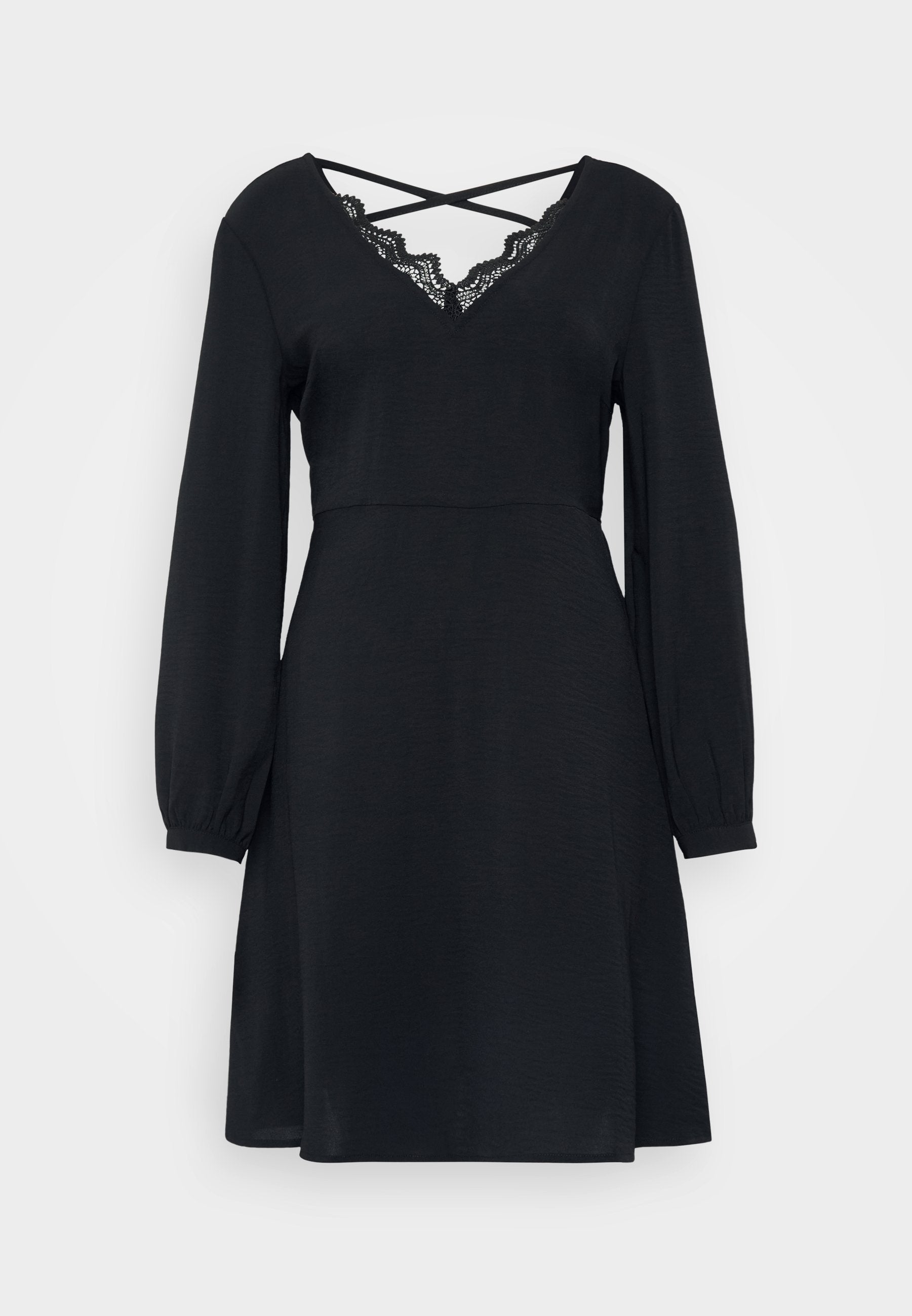Schwarzes Kleid mit V-Ausschnitt und Spitzenbesatz, langen Puffärmeln und gekreuzten Details auf dem Rücken; aus weichem, leichtem Stoff.