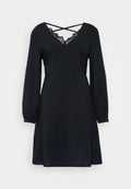 Schwarzes Kleid mit V-Ausschnitt und Spitzenbesatz, langen Puffärmeln und gekreuzten Details auf dem Rücken; aus weichem, leichtem Stoff.