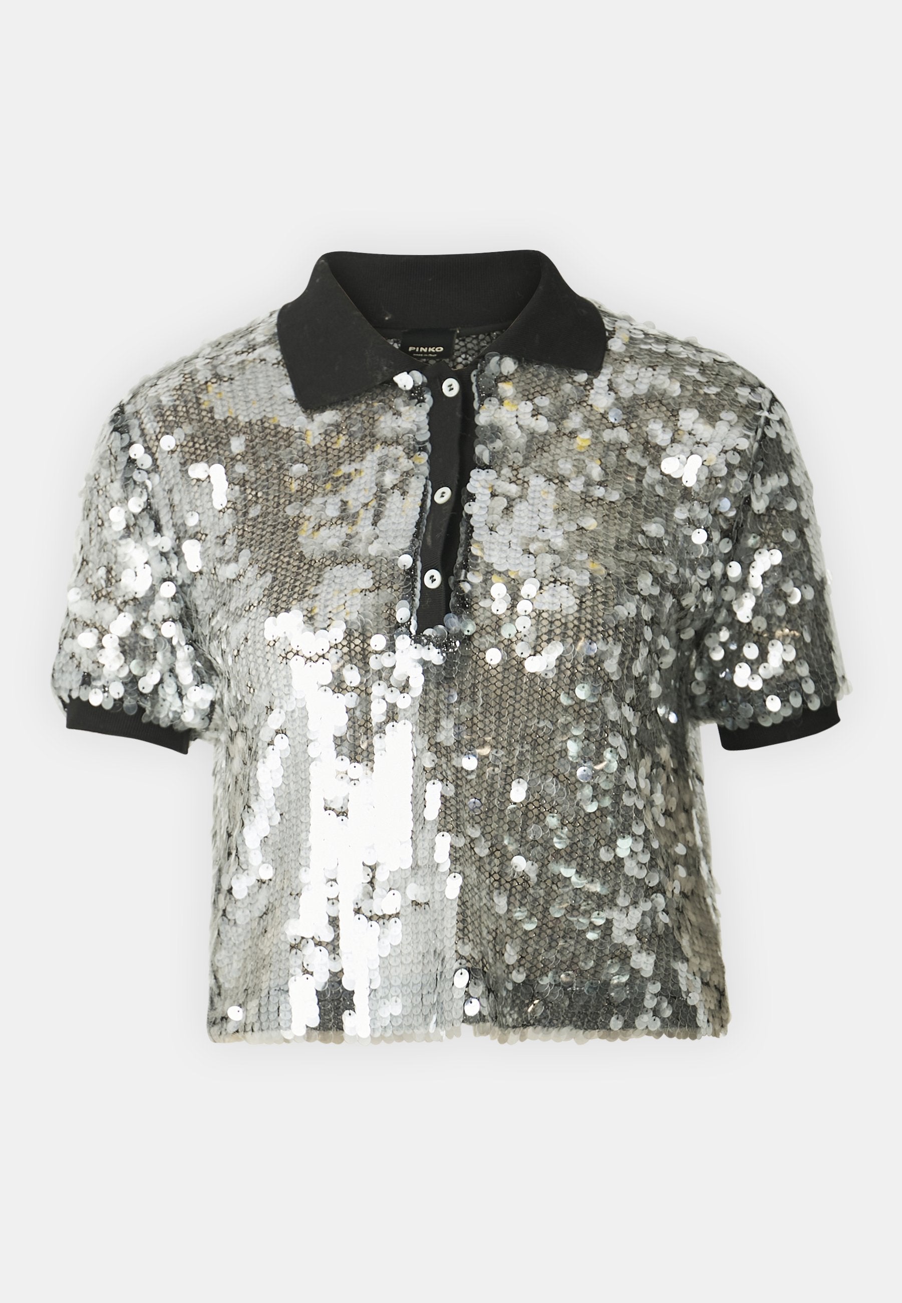 Gekürztes Poloshirt mit silbernen Pailletten, schwarzem Kragen und Knopfleiste. Kurze Ärmel und strukturierte Oberfläche mit schimmerndem Effekt.