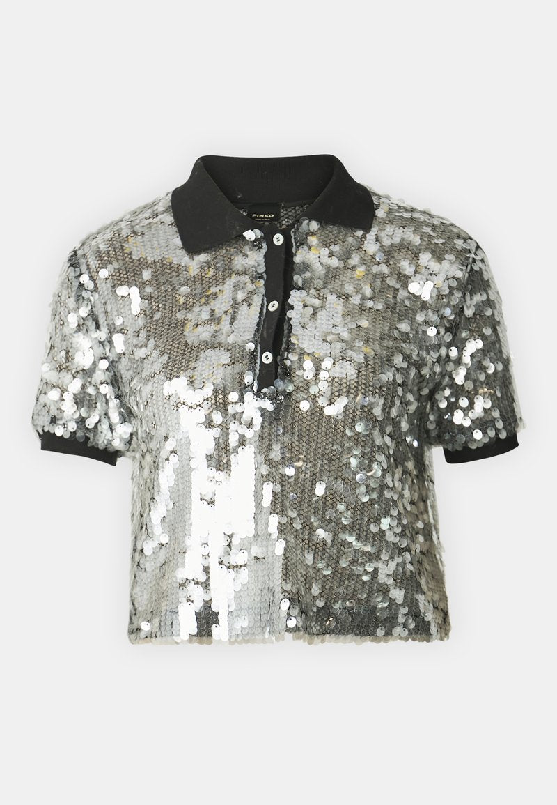 Gekürztes Poloshirt mit silbernen Pailletten, schwarzem Kragen und Knopfleiste. Kurze Ärmel und strukturierte Oberfläche mit schimmerndem Effekt.