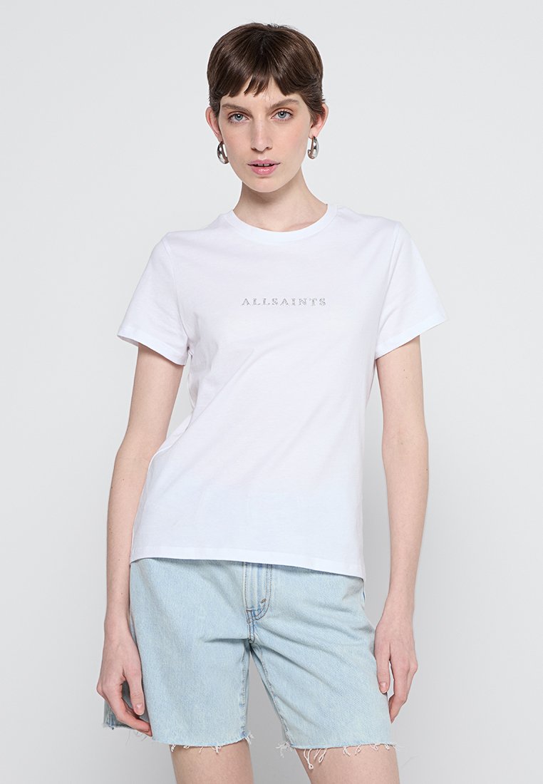 Weißes Baumwoll-T-Shirt mit kurzen Ärmeln, rundem Hals und geprägt "ALLSAINTS" Logo auf der Vorderseite, kombiniert mit hellen Jeansshorts.