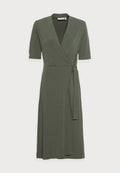 Olivgrünes, knielanges Wickelkleid mit tiefem V-Ausschnitt, kurzen Ärmeln und einem Bindegürtel in der Taille. Glattes, dehnbares Material mit dezentem Glanz.
