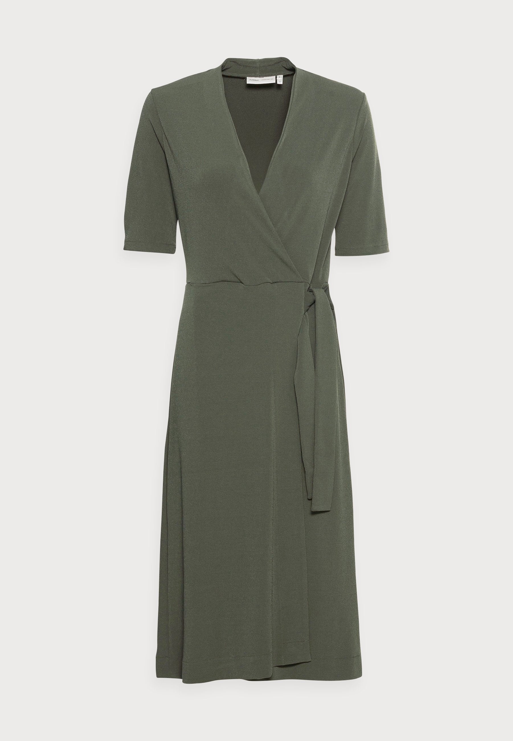 Olivgrünes, knielanges Wickelkleid mit tiefem V-Ausschnitt, kurzen Ärmeln und einem Bindegürtel in der Taille. Glattes, dehnbares Material mit dezentem Glanz.