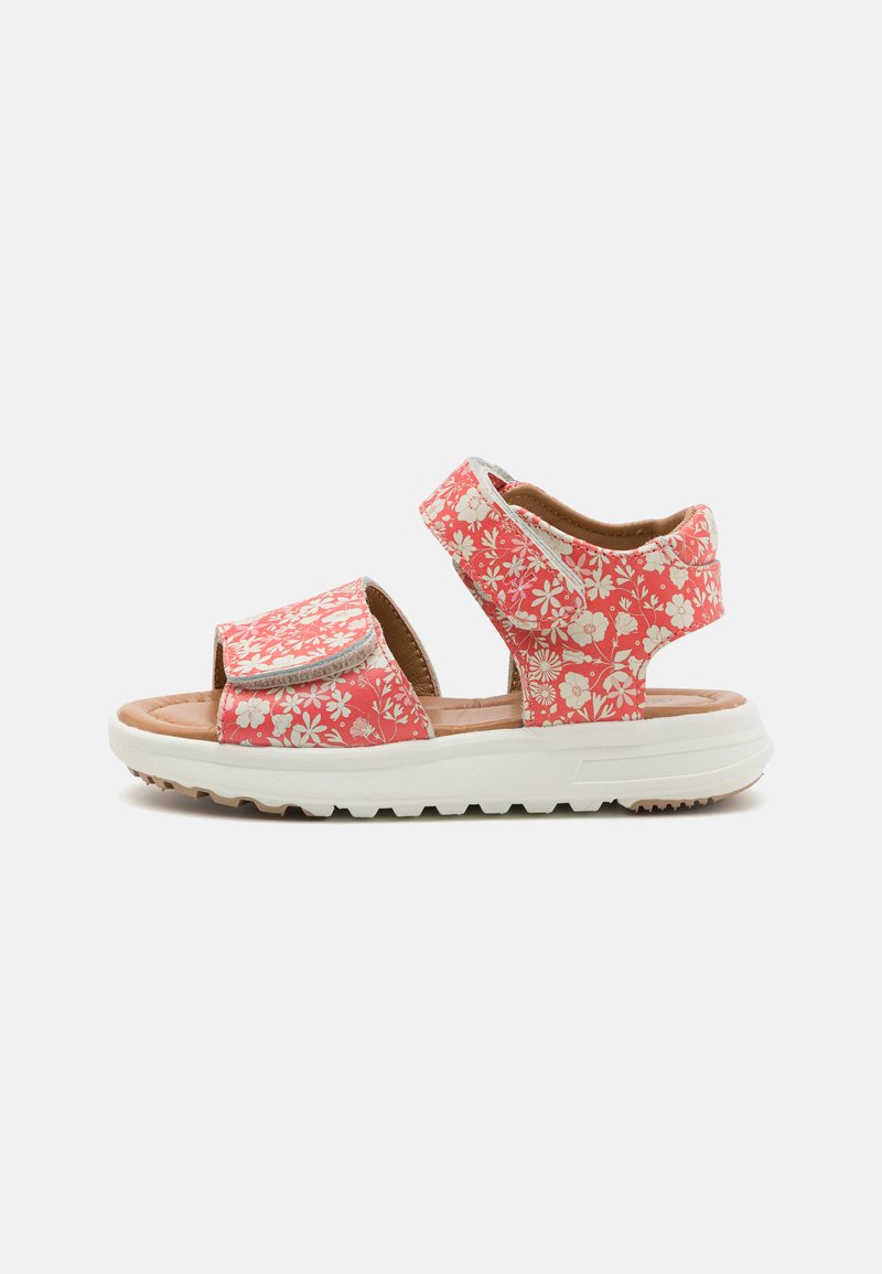 Blumenmuster-Sandale in Koralle und Creme, mit verstellbaren Riemen, einem gepolsterten Fußbett und einer weißen Gummisohle mit Rillen für besseren Halt.