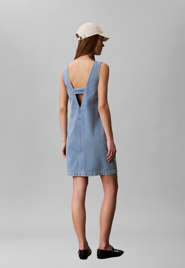 Calvin Klein Jeans V- NECK DENIM SHIFT DRESS CK AQU - Denim dress - ck aquatic