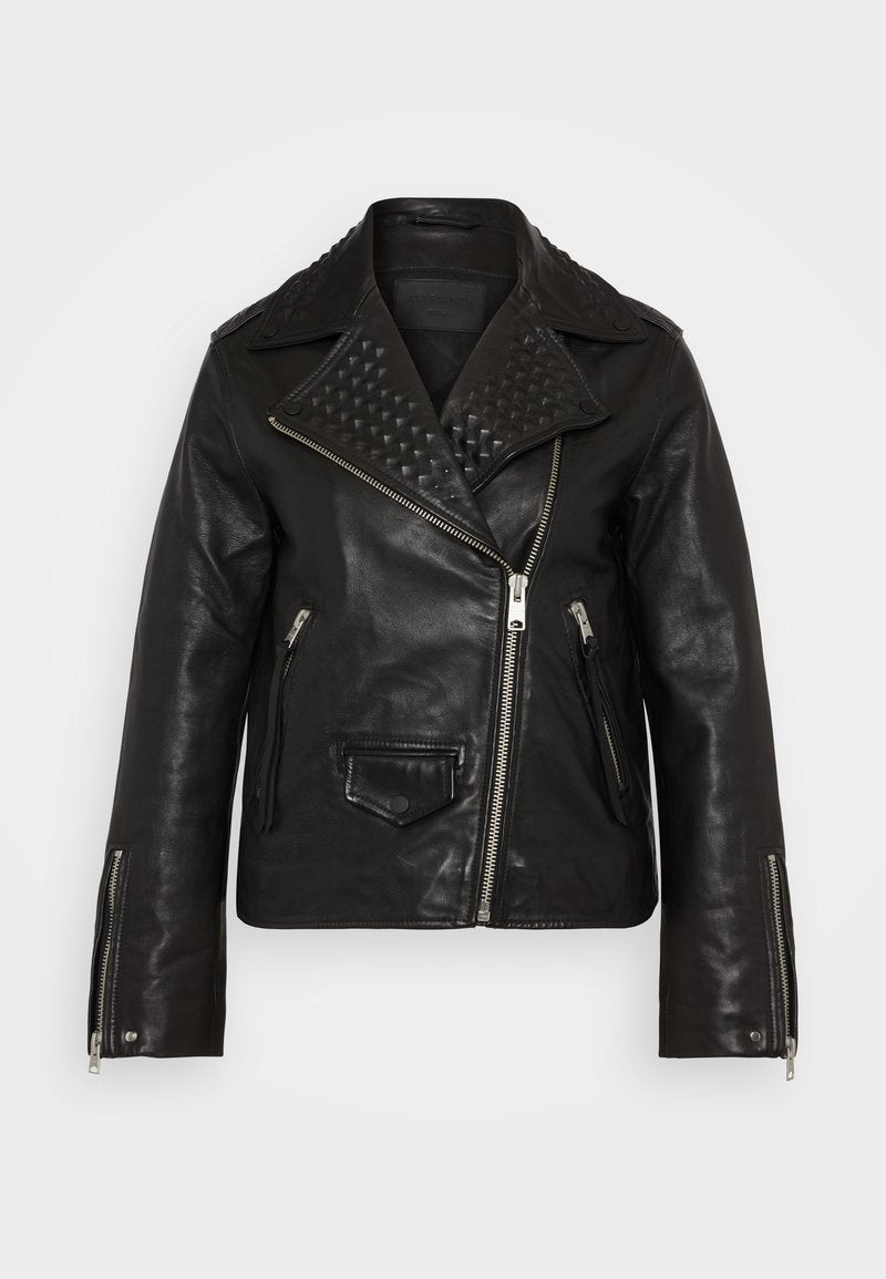 Schwarze Lederjacke mit einem genoppten, strukturierten Kragen, Reißverschluss vorne und an den Ärmeln sowie mehreren Taschen, im klassischen Biker-Stil.