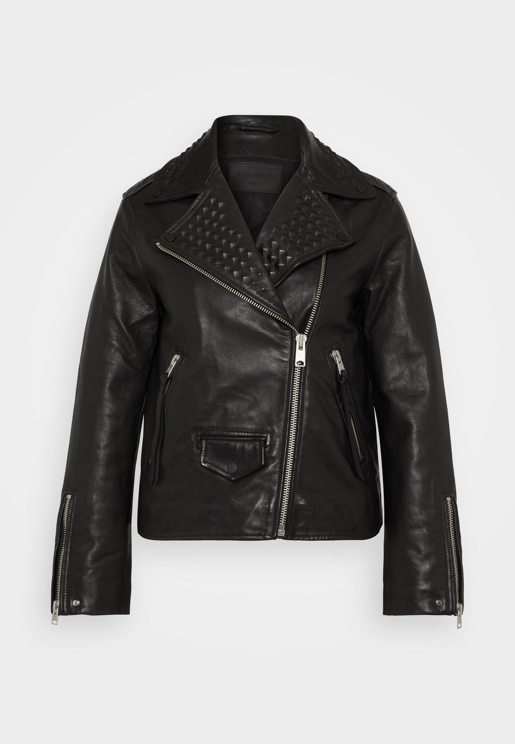 Schwarze Lederjacke mit einem genoppten, strukturierten Kragen, Reißverschluss vorne und an den Ärmeln sowie mehreren Taschen, im klassischen Biker-Stil.