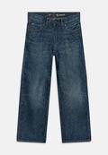 Baggy blaue Jeans aus Denim mit einem Fünf-Taschen-Design, sichtbaren Nähten, einem Knopfverschluss und einer leicht ausgebleichten Textur.