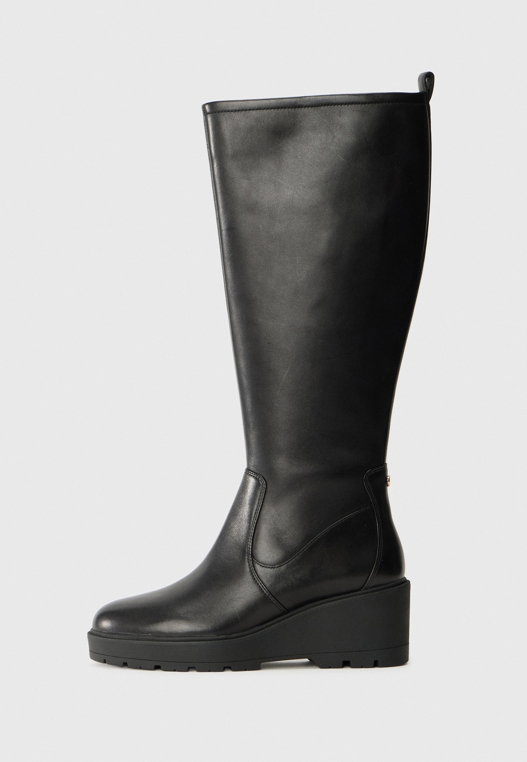 Schwarze Lederstiefel bis zum Knie mit Keilsohle, glatter Textur, nahtlosem Design und einem kleinen Ziehband oben für einfaches Anziehen.