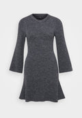 Ribbed, graues Strickkleid mit langen, ausladenden Ärmeln und einem taillierten Oberteil, das sanft am Saum ausgestellt ist. Rundhalsausschnitt, minimalistische Details.