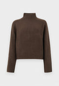 Dunkelbrauner, langärmliger Strickpullover mit geripptem Stehkragen, Bündchen und Saum, auf weißem Hintergrund dargestellt.