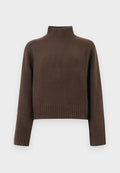 Dunkelbrauner, langärmliger Strickpullover mit geripptem Stehkragen, Bündchen und Saum, auf weißem Hintergrund dargestellt.