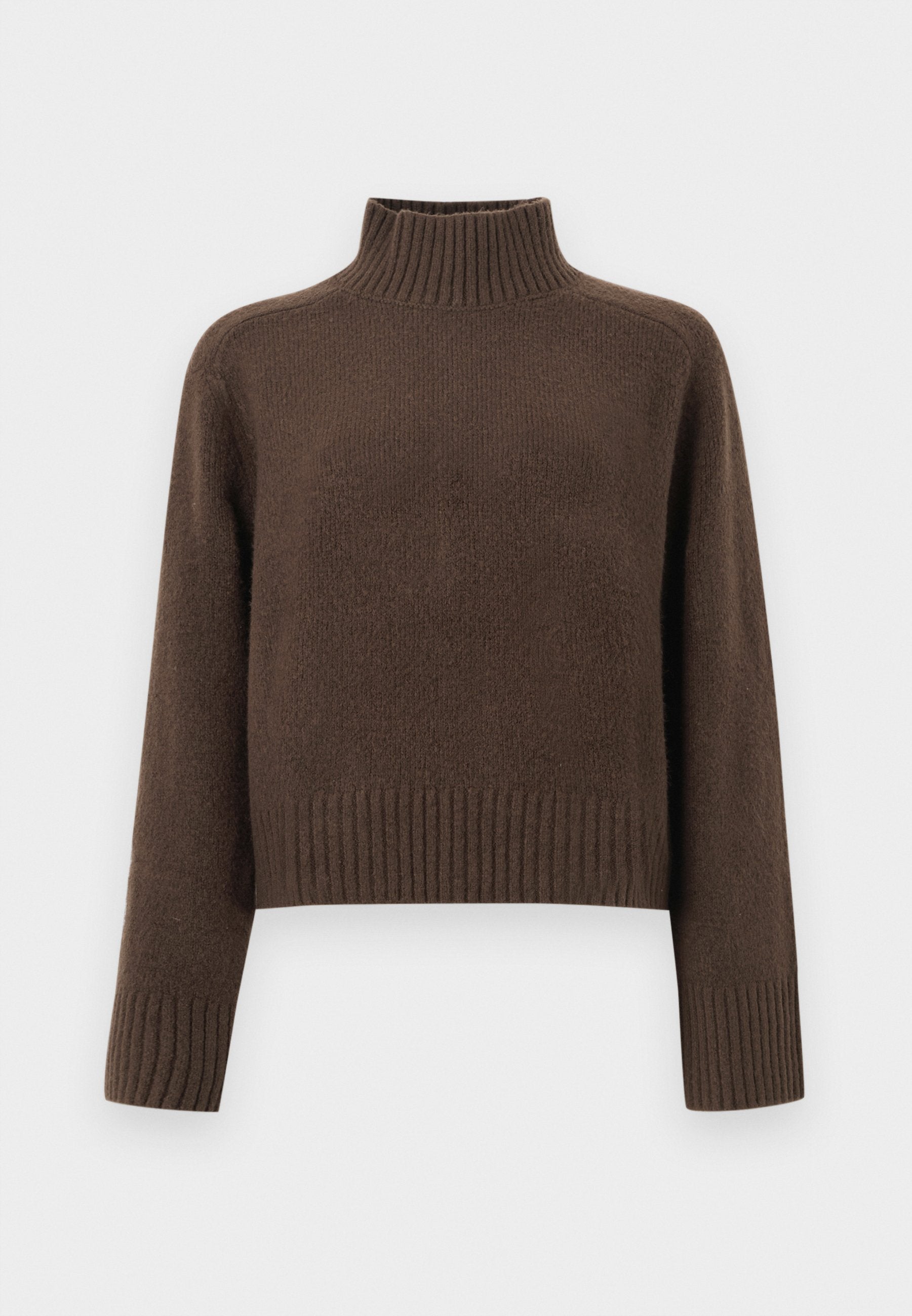 Dunkelbrauner, langärmliger Strickpullover mit geripptem Stehkragen, Bündchen und Saum, auf weißem Hintergrund dargestellt.