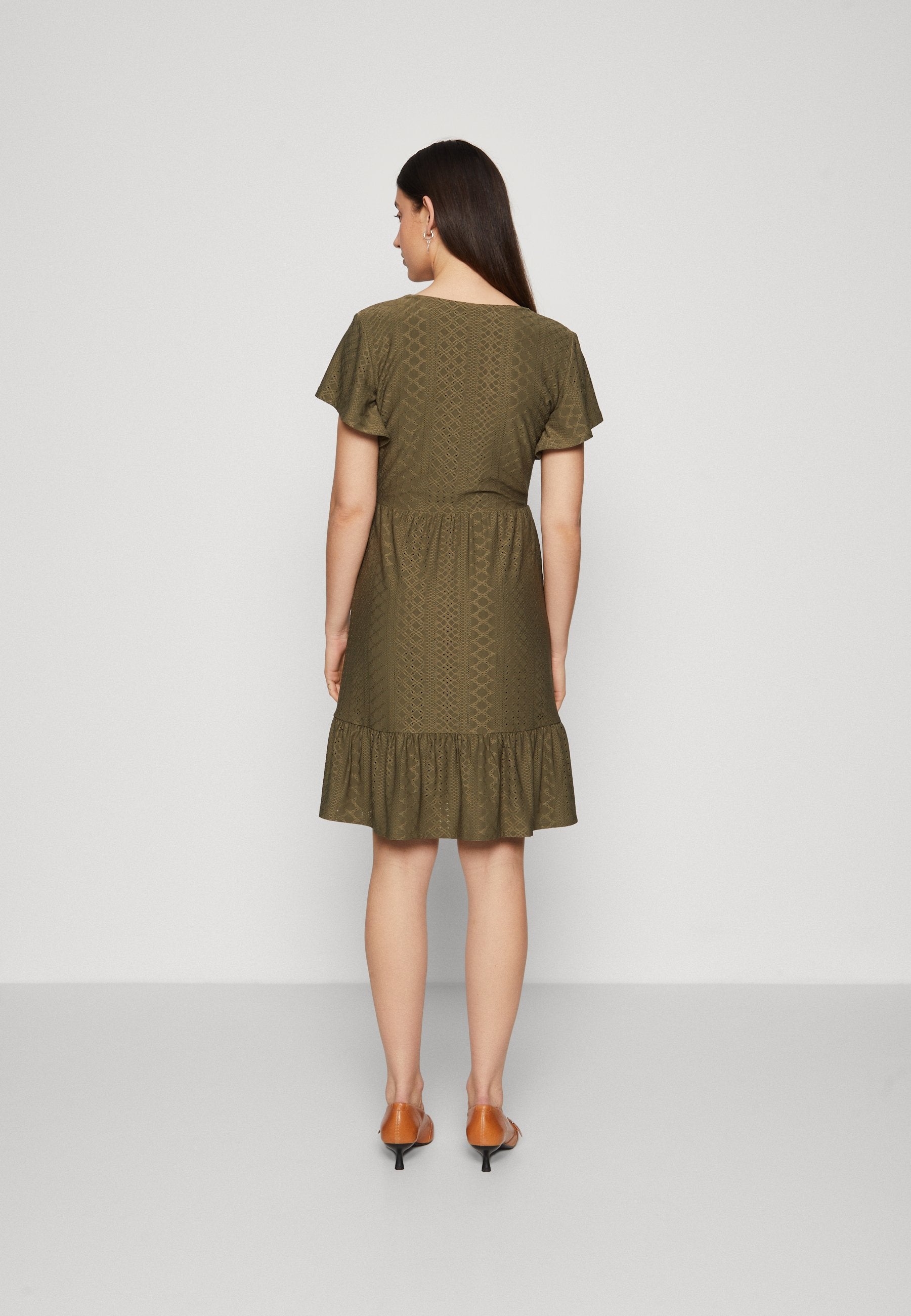 ONLSANDRA V NECK DRESS Media 4