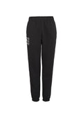 Schwarze Sweatpants aus einem Baumwollmischgewebe, mit elastischem Bund und Bündchen, und weißem Drucktext auf dem linken Bein.